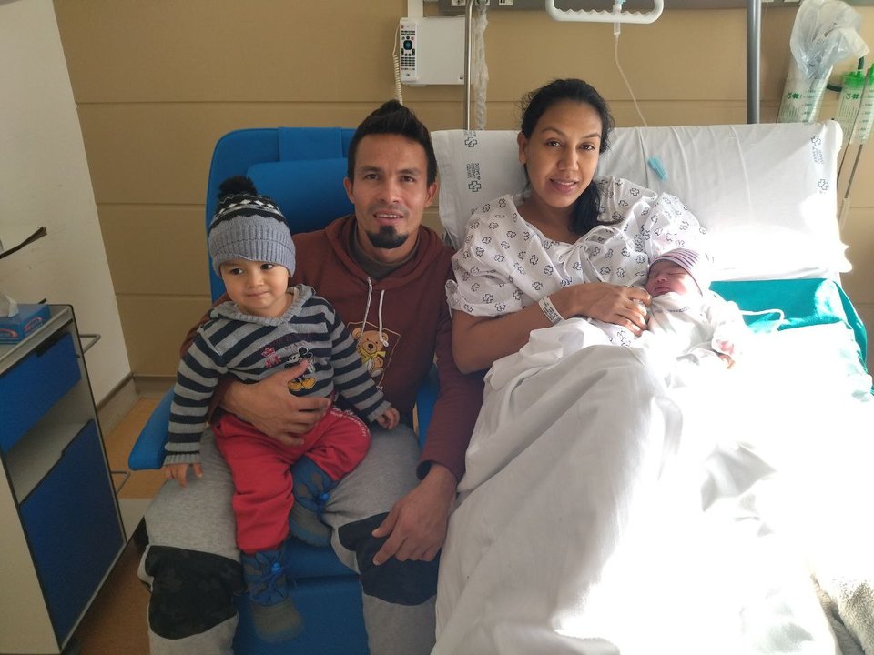 Elisabeth junto a sus padres, Anderson y Marcela y junto su hermano, Santos José.