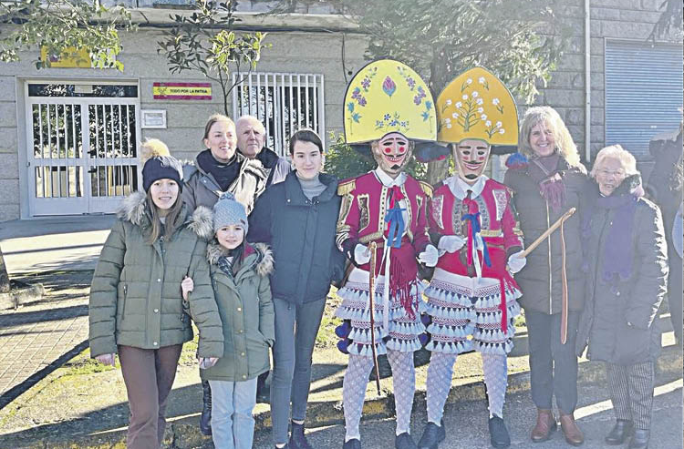 Los zarramoncalleiros salieron ayer en Cualedro para saludar a los Reyes Magos.