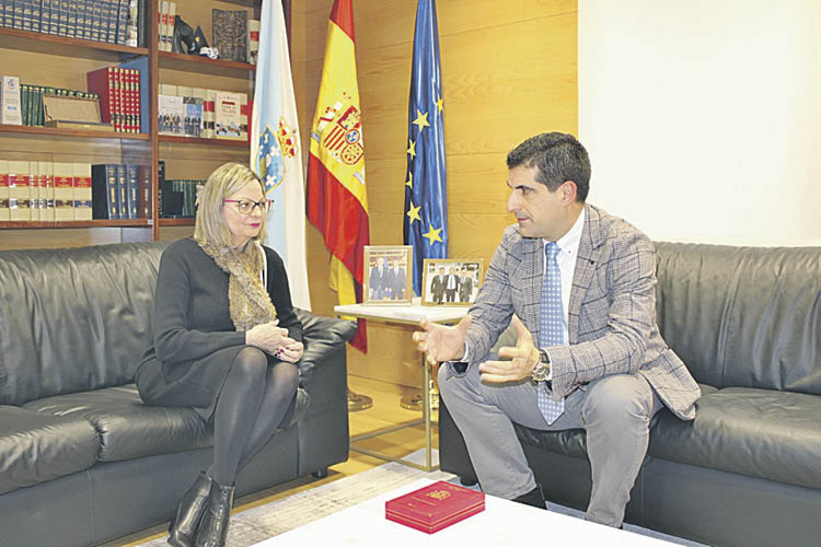 La alcaldesa, en la reunión con el delegado de la Xunta.