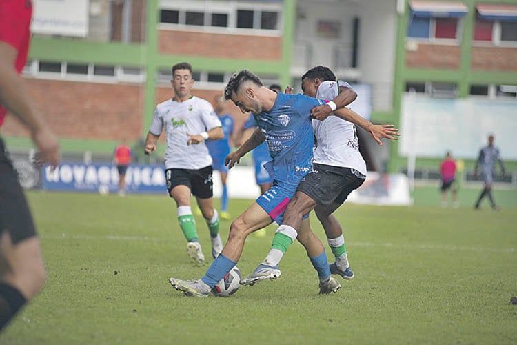 Nacho Fariña, del Ourense CF, protege el balón ante un contrario en O Couto (Foto: Xesús Fariñas).