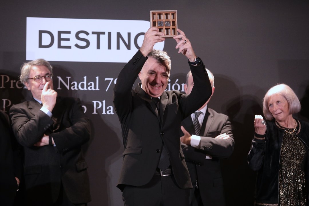 El escritor oscense Manuel Vilas recibe el 79 Premio Nadal. Foto: EuropaPress.