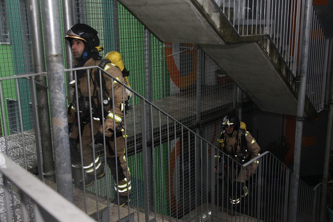 La intervención de los bomberos en el incendio de Covadonga (MIGUEL ÁNGEL)