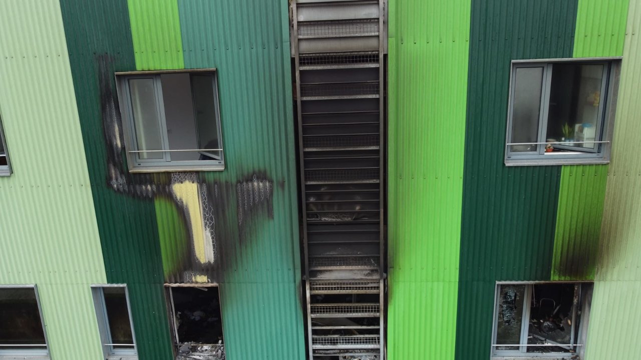 La entrada de la vivienda calcinada en el incendio de Covadonga