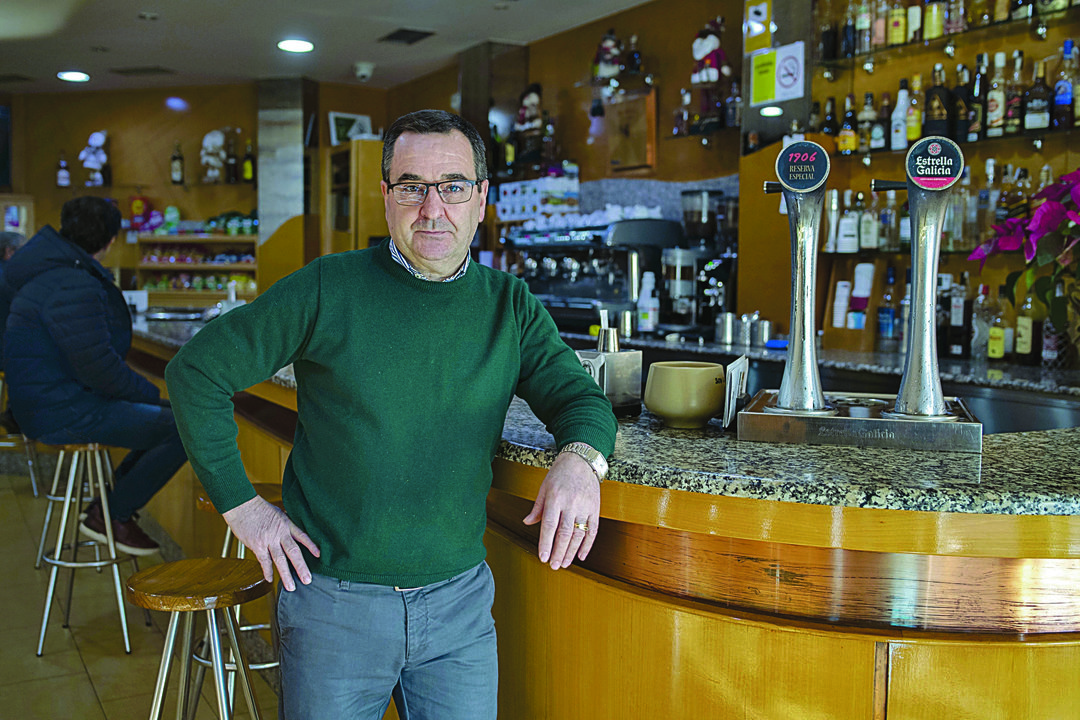 Constantino Martínez, en el Café Bar Mundial de Xinzo.