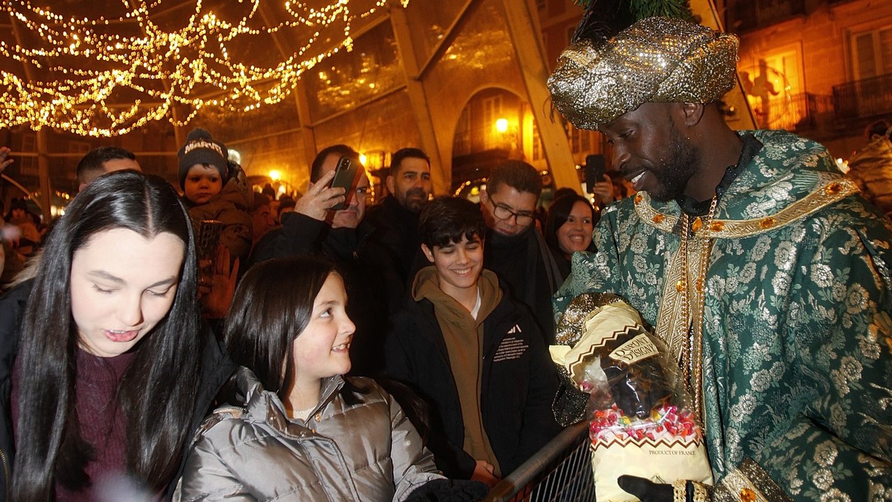 El rey Baltasar, condenado por abusos, entregando caramelos a varios menores durante la Cabalgata organizada por el Concello de Ourense. (FOTOS: MIGUEL ÁNGEL)