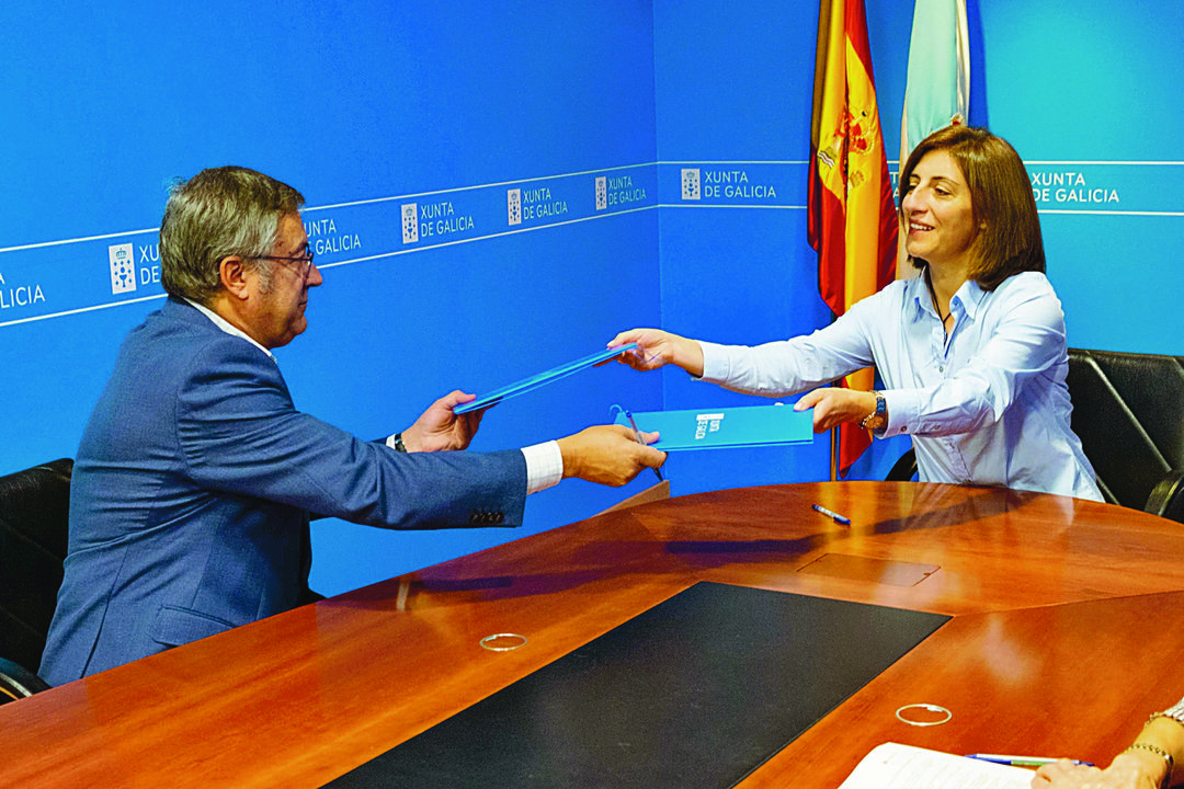 Mario Rodríguez y Ángeles Vázquez en la firma del convenio.