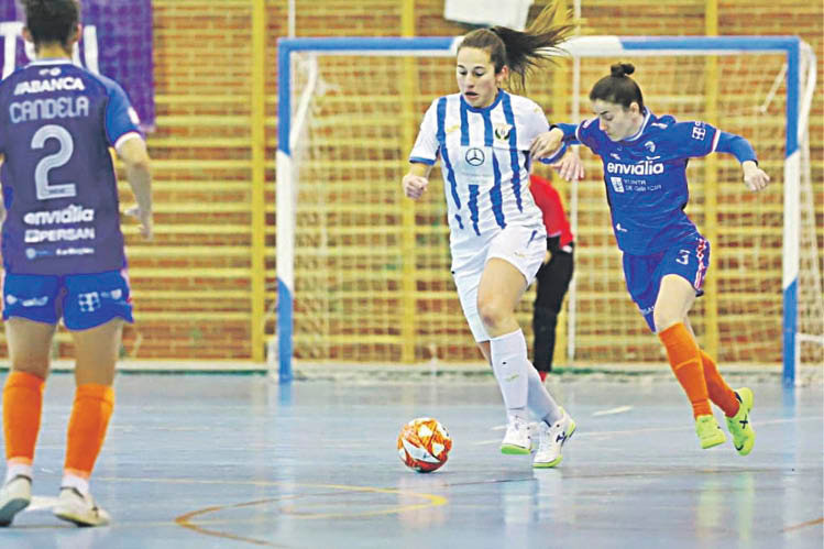 Chiky, jugadora, del Ourense Envialia, persigue a una futbolista del Leganés en La Fortuna. ACSF