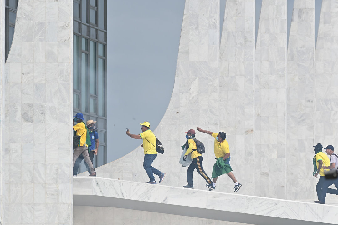 Seguidores del expresidente brasileño Jair Bolsonaro invaden el Palacio de Planalto, sede del Ejecutivo, y la Corte Suprema (EFE)