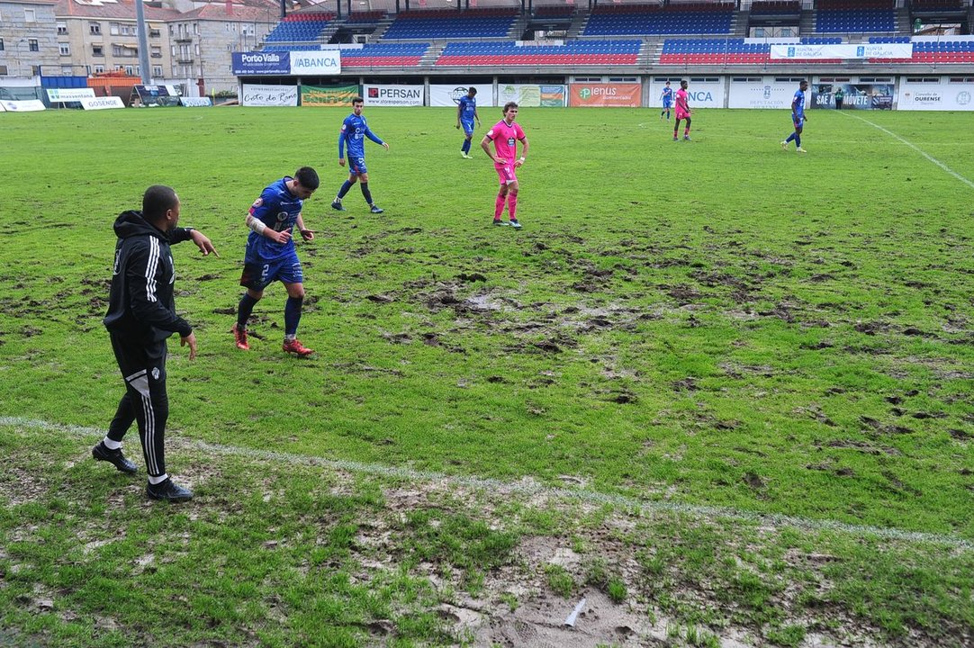 Imagen del estado del terreno de juego de O Couto en el partido entre el Ourense CF y el filial del Valladolid.. José Paz