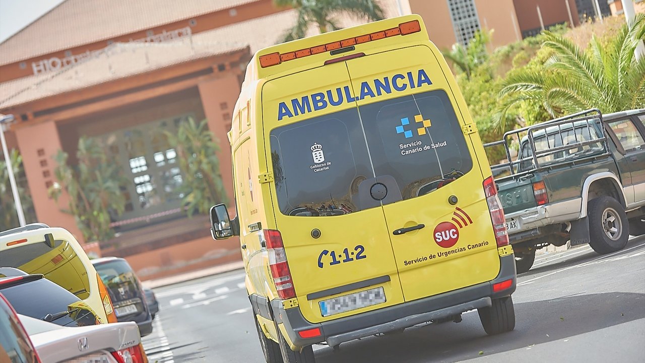 Una ambulancia en Adeje (EUROPA PRESS).