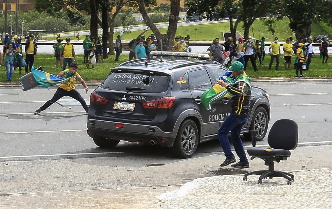 Seguidores de Bolsonaro atacan un coche de la policía brasileña (EUROPA PRESS).