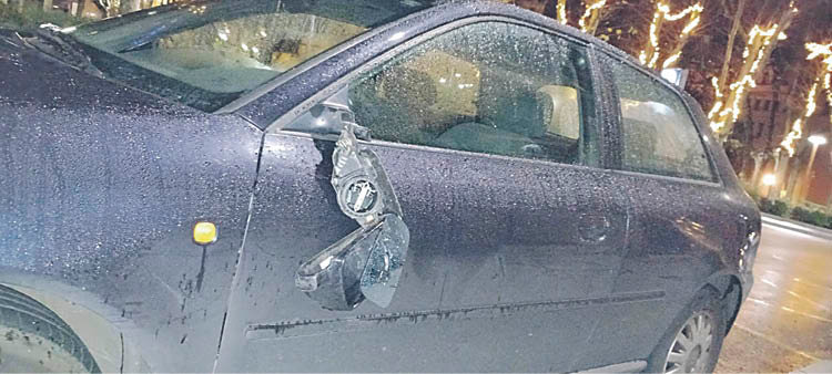 Espejo roto de un coche en Ourense
