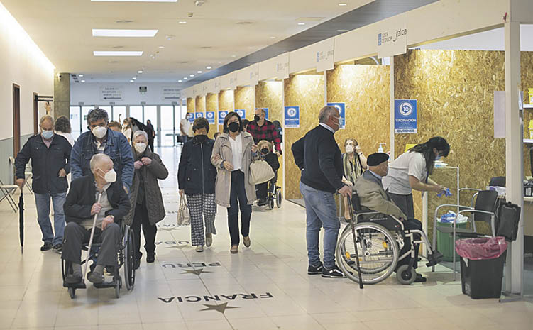 Pacientes acuden a vacunarse en el recinto de Expourense, el pasado 2022.