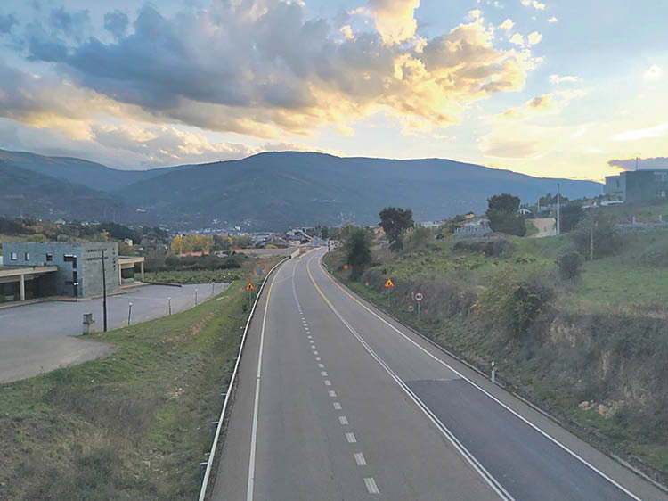 La carretera N-120 es la principal vía de comunicación de Valdeorras.
