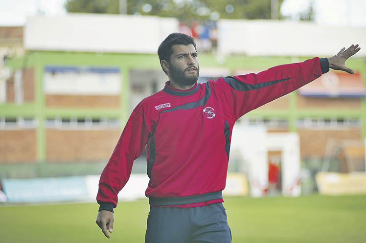 El técnico de la UD Ourense, Jorge de Dios, da instrucciones a sus jugadores en O Couto.