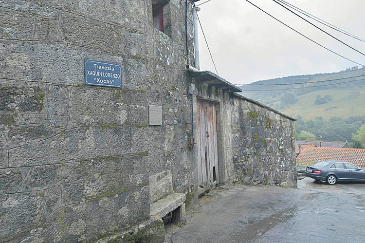 Exterior de la casa familiar de Xaquín Lorenzo en Facós, en la travesía que lleva su nombre. MARTIÑO PINAL