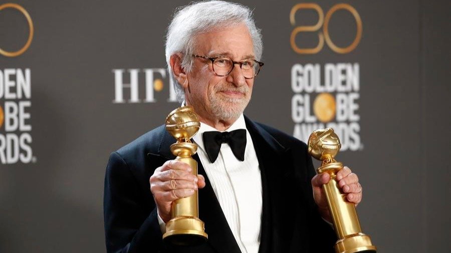 El legendario cineasta estadounidense Steven Spielberg fue registrado este martes, 10 de enero, al posar con los Globos de Oro otorgados al mejor director y a la mejor película dramática (EFE).