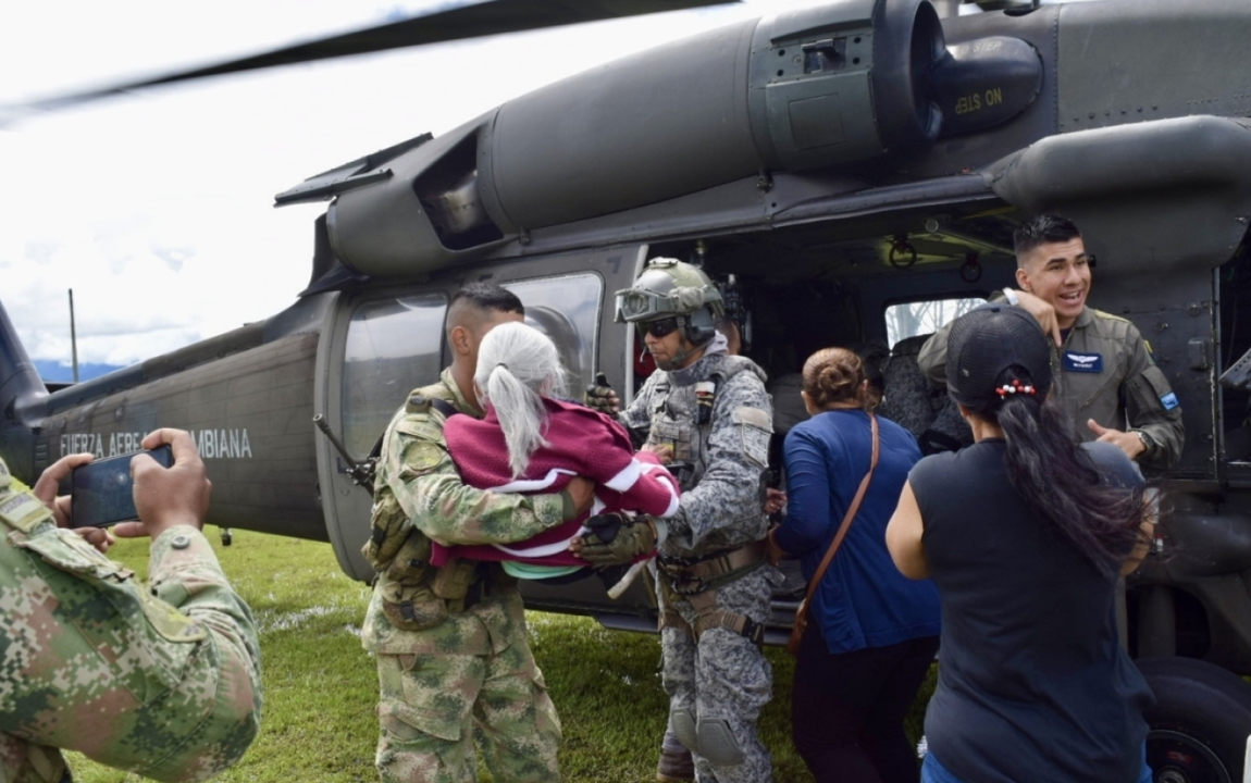 Fuerzas Aéreas Colombianas (FAC) rescatando afectados por el derrumbe. Foto: Fuerzas Aéreas Colombianas .