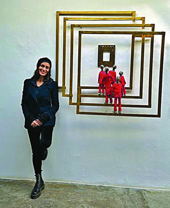 La artista Olga Andrino con una de las obras de su exposición.