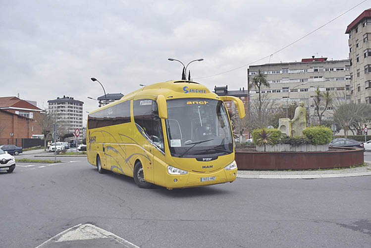 El autobús que cubrió la línea ayer a primera hora de la tarde, tras abandonar la parada de As Lagoas.