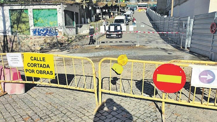 La rúa do Fervedoiro, cortada al tráfico por las obras de reforma de la Plaza de Abastos.