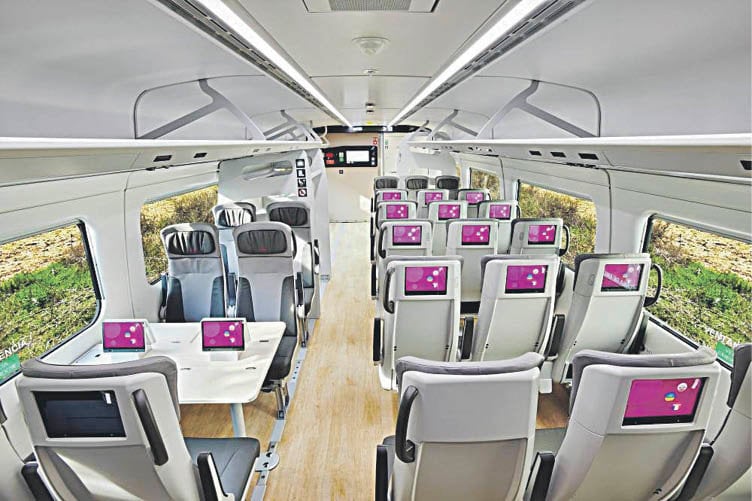 Interior de un AVRIL, con cinco filas de asientos.