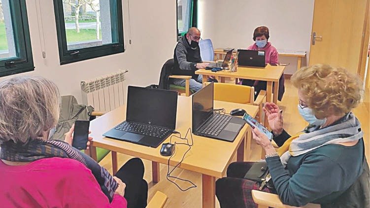 Un taller para aprender a usar el móvil y el ordenador.
