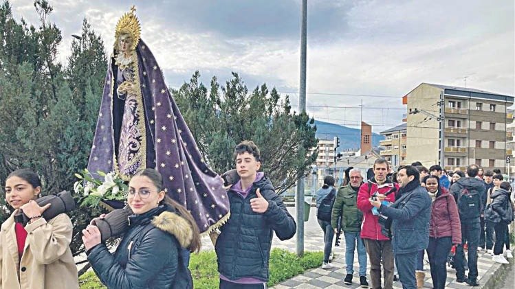 Los jóvenes procesionaron la imagen de la Virgen María de la Divina Juventud.