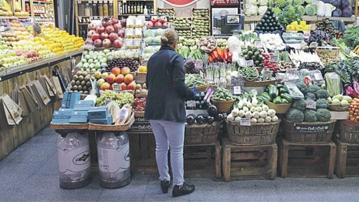 Un puesto de verduras y frutas en un mercado en Madrid.