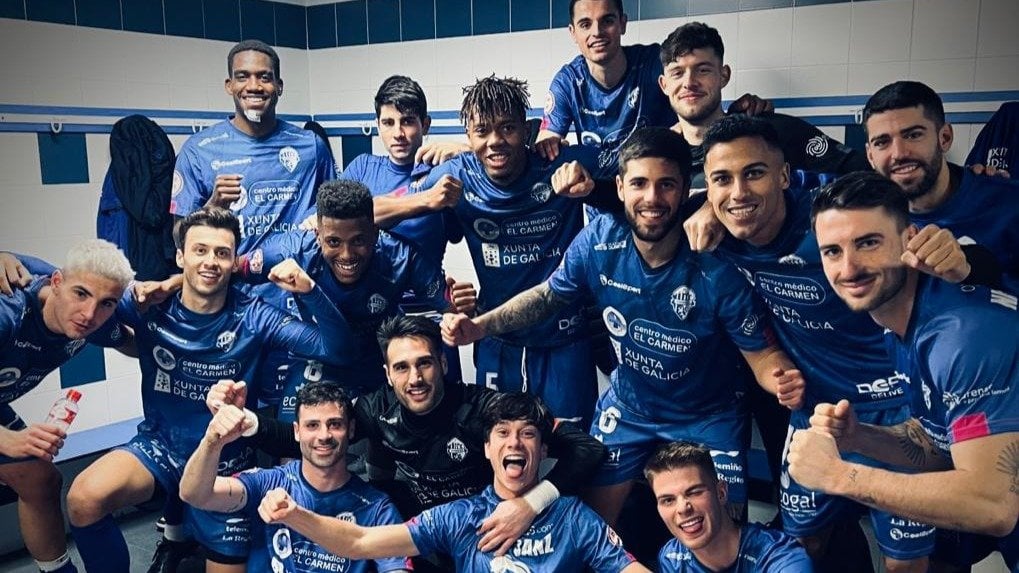 Los jugadores del Ourense CF celebran su victoria.