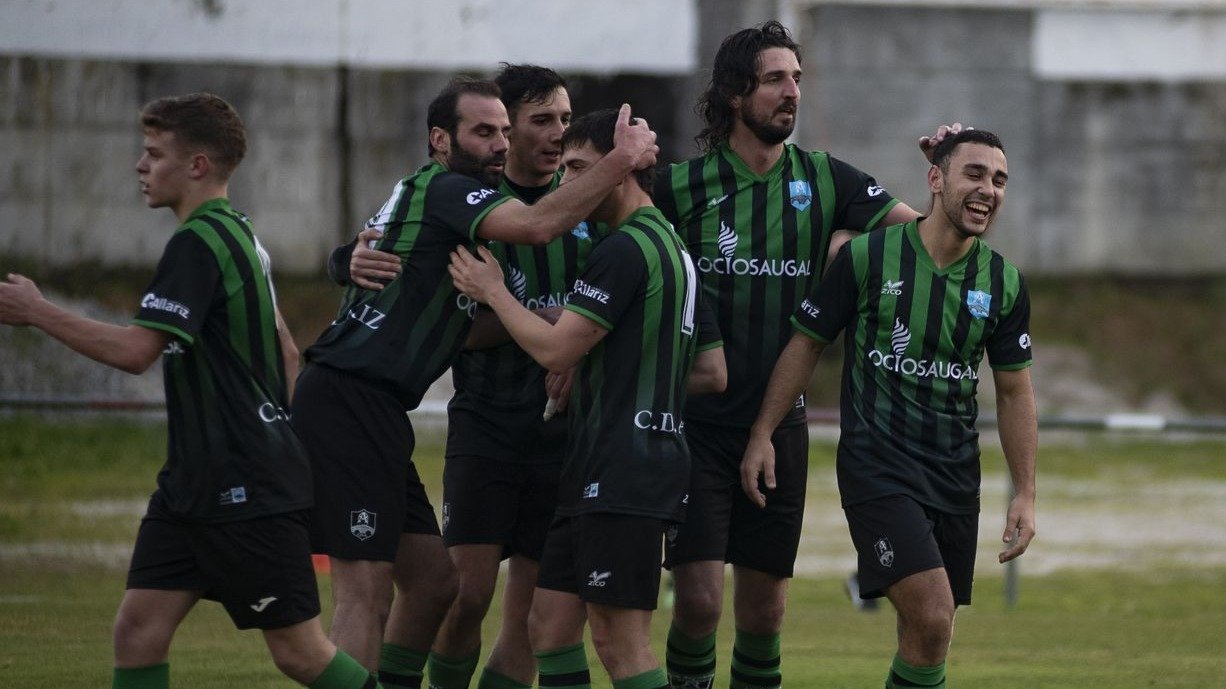 Los jugadores del Allariz celebran uno de los dos goles conseguidos por un sonriente Veloso (Foto: Xesús Fariñas).