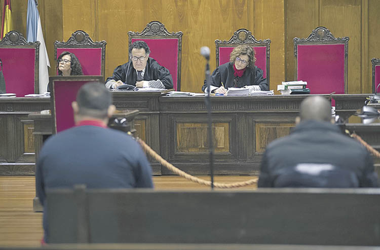 Los acusados, ayer en la sala de la Audiencia de Ourense.