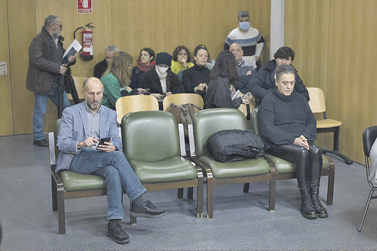 El alcalde de Ourense, Gonzalo Pérez Jácome, junto a la denunciante, Lola Panero, ayer en la vista.