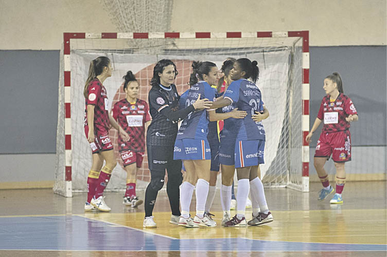 Las jugadoras ourensanas celebran un gol en Os Remedios.