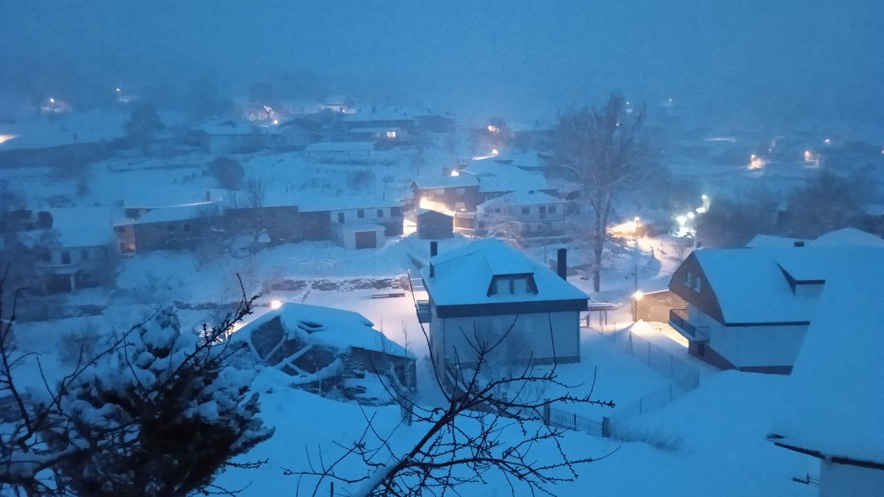 Estampa que ofrecía la aldea de Valdín (A Veiga) tras la nevada (Foto: Soco Sotelo).