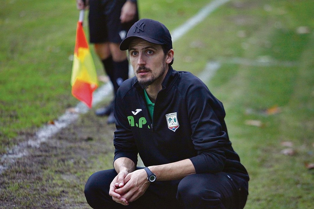 Adrián Padrón, entrenador del Atlético Arnoia, se muestra pensativo en el campo de A Queixeira (Foto: Miguel Ángel).