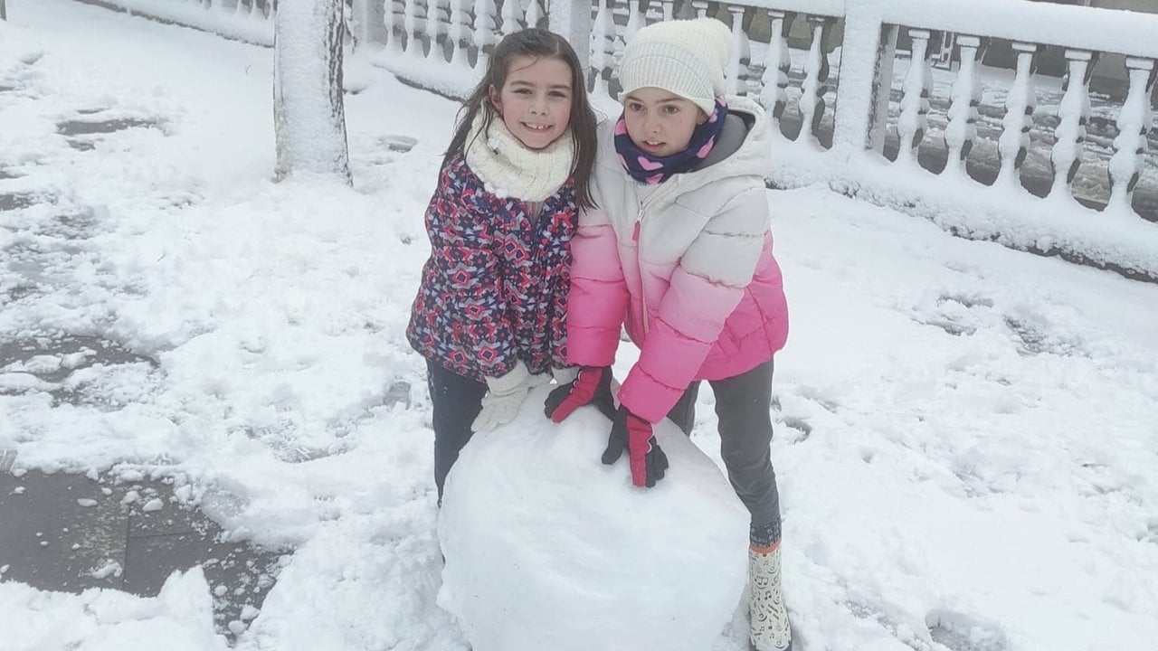 Jimena Fuentes y Alba Veloso hacen un muñeco de nieve.