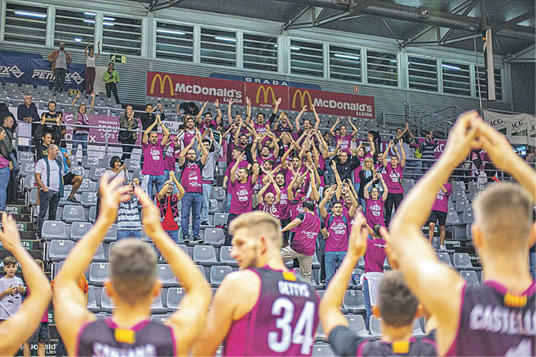 Aficionados del Lleida, tras un partido en el Barris Nord.