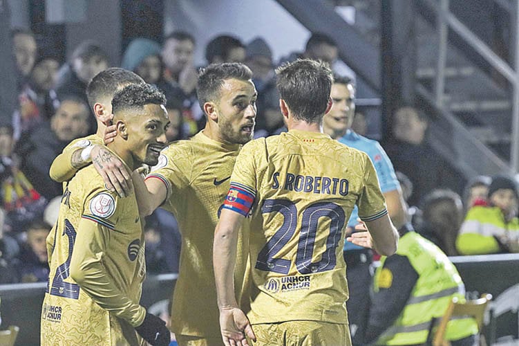Rapinha, Eric y Sergi Roberto celebran el primer gol del Barça.