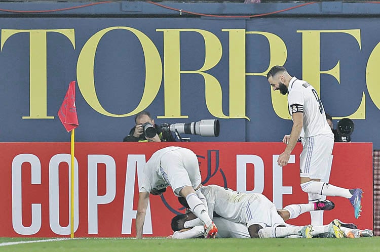 Varios jugadores del Real Madrid celebran uno de los goles al Villarreal.