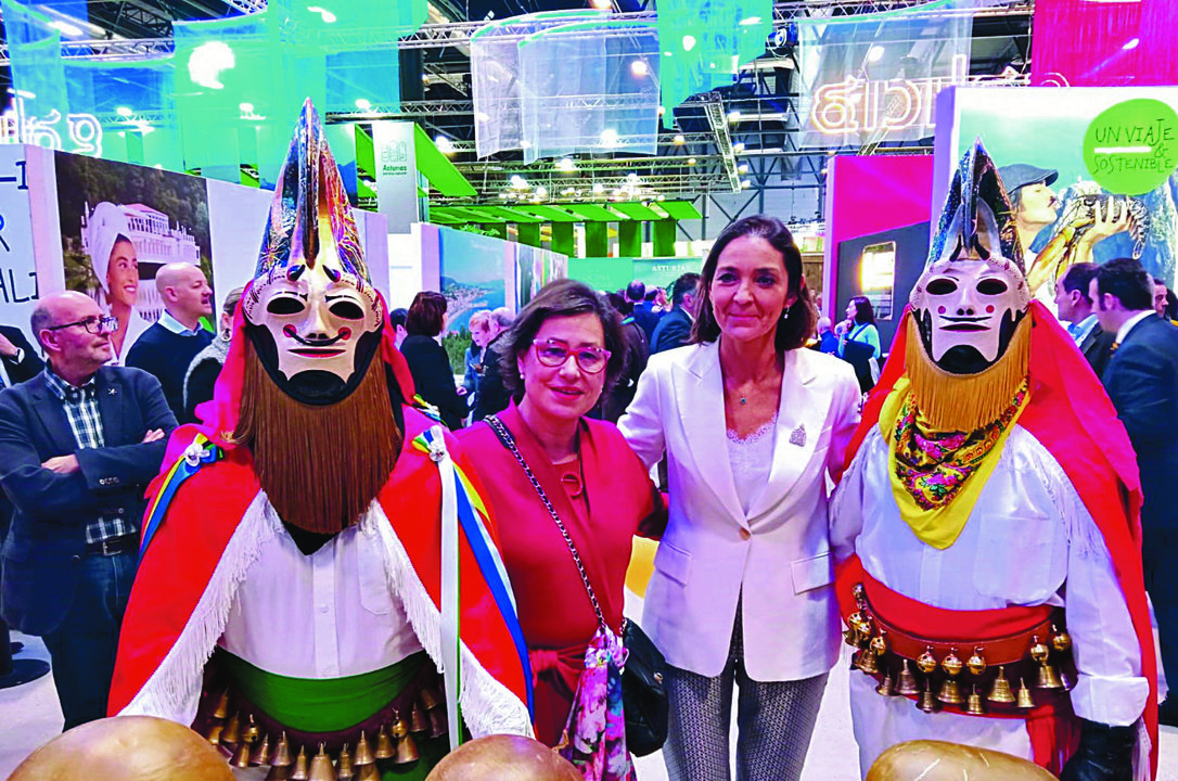 La alcaldesa de Xinzo, Elvira Lama, junto con dos pantallas y la ministra Reyes Maroto, a la que recordaron las excelencias del Entroido, declarado de interés turístico internacional
