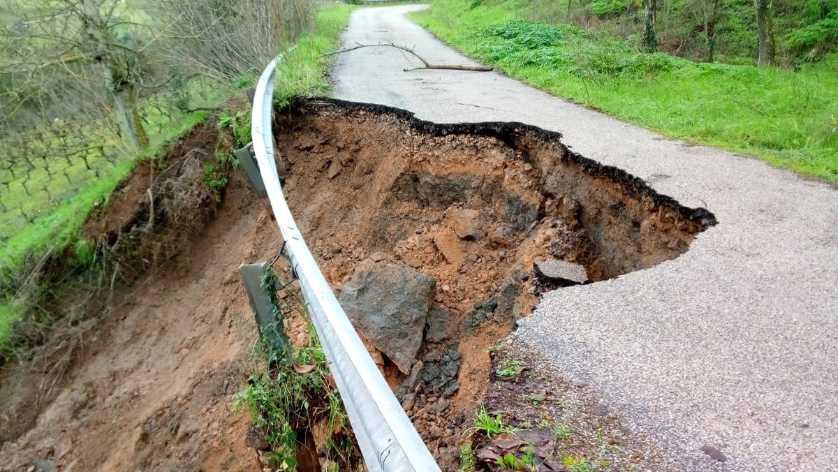 Carretera afectada por la lluvia en Petín
