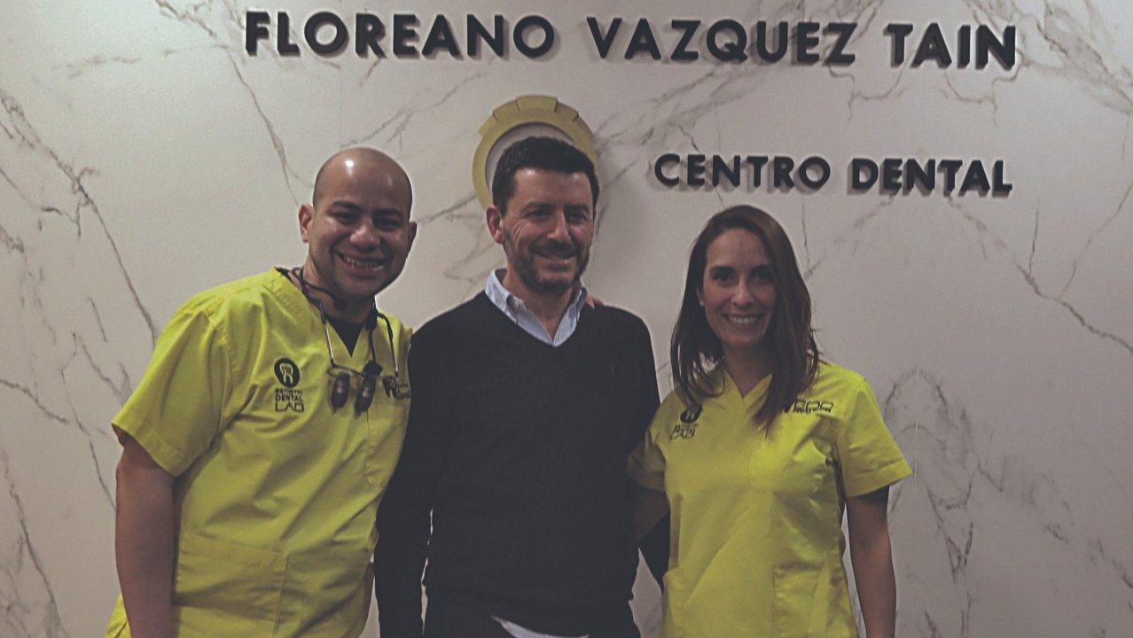 Figueira, Vázquez y Ramírez, de izquierda a derecha, ayer en el centro dental.
