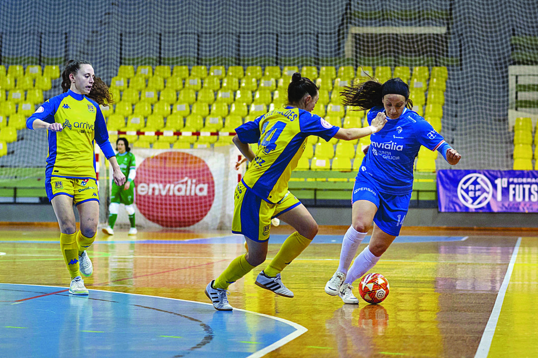 Sara Moreno, autora del gol del empate del Ourense Envialia, ante una contraria.