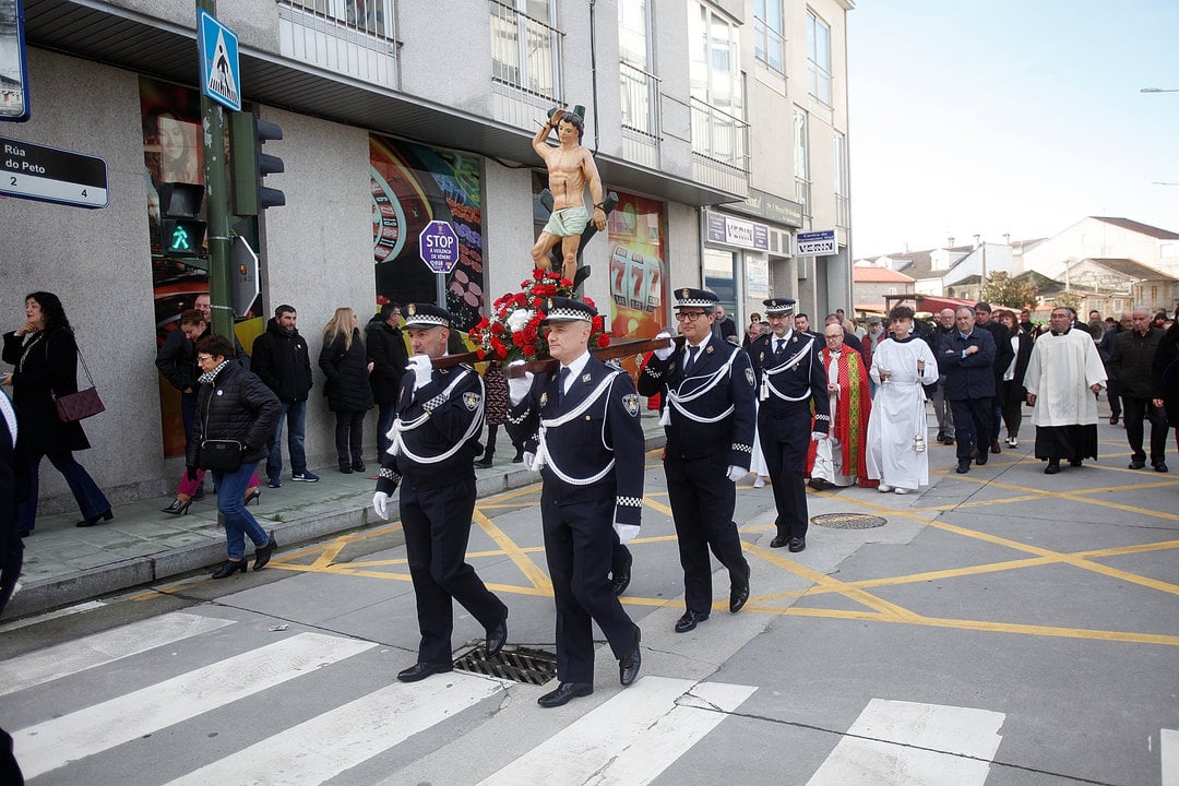 Miembros de la Policía Local de Xinzo de Limia portando a su patrón: San Sebastián. (MIGUEL ÁNGEL)