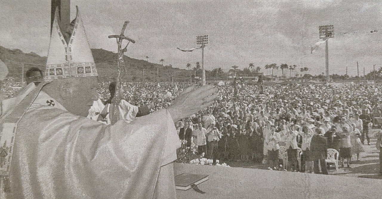 Juan Pablo II saluda a los fieles que lo aclamaron en Santa Clara.