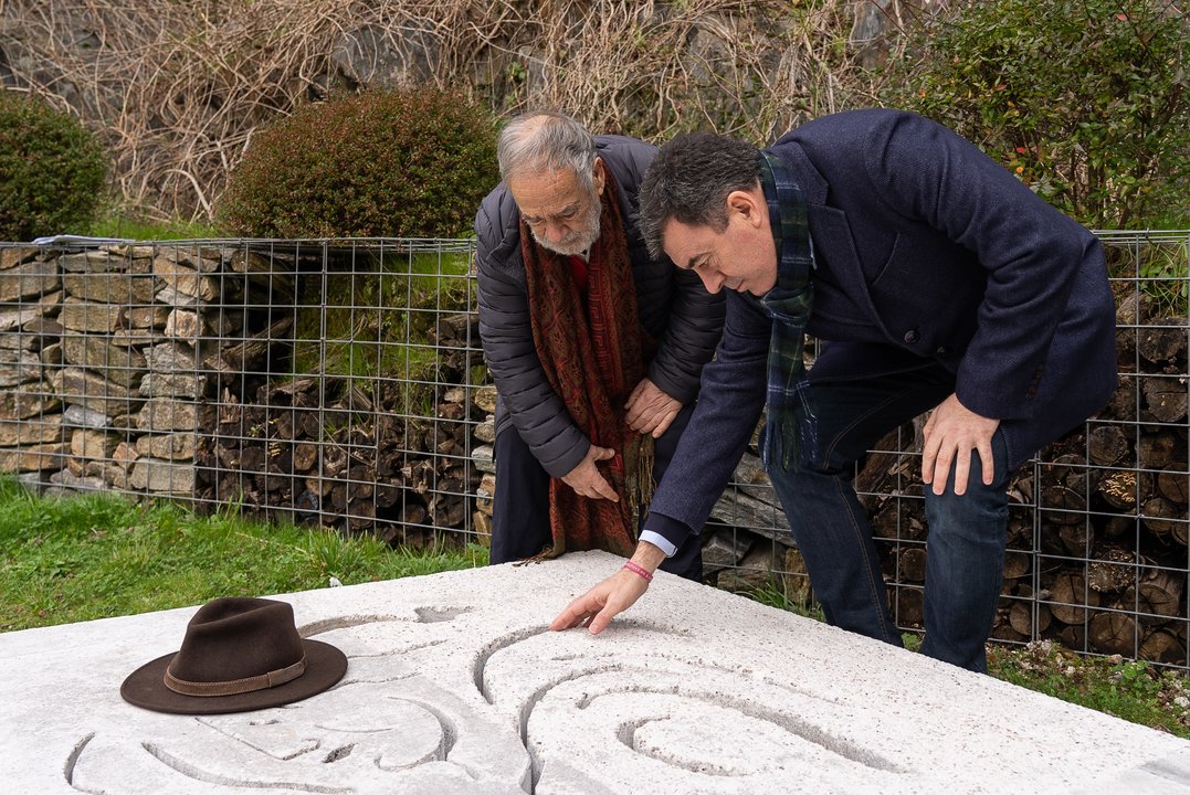 El escultor Acisclo Manzano, junto al conselleiro de Cultura, Román Rodríguez, visitan la obra.