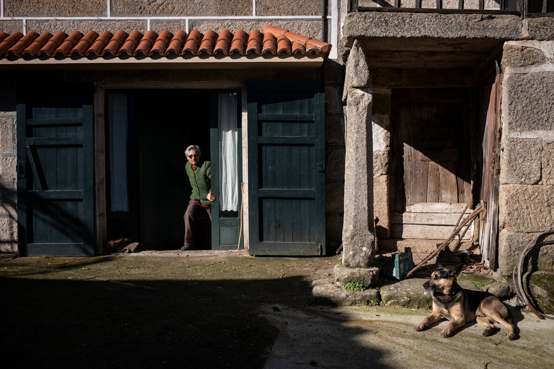 Pura, la única mujer empadronada en la aldea de Casaldoira, en el concello de Allariz. FOTO: ÓSCAR PINAL
