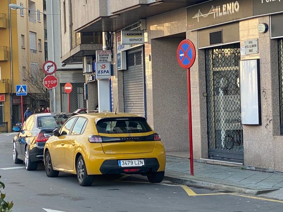 El vehículo que habitualmente utiliza el alcalde, mal estacionado en Ourense.