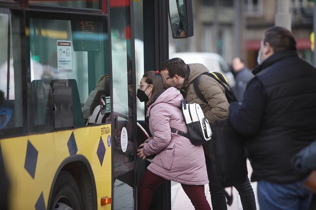 Usuarios entran en el autobús en Ourense con la mascarilla (Foto: Miguel Ángel).